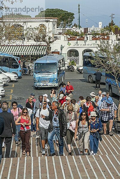 Touristengruppe am Busbahnhof in Anacapri  Insel Capri  Kampanien  Italien  Europa