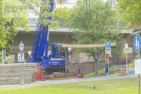 Aus noch unbekannter Ursache ist es in den frühen Morgenstunden zu einem Teileinsturz der Carolabrücke gekommen. Auf einer Länge von etwa 100 Metern ist der Teil  auf welchem normalerweise die Straßenbahnen verkehren  in die Elbe gestürzt. Der Bereich ist weiträumig abgesperrt. Das Brückenlager auf der altstädter Seite wird stabilisiert.  Teileinsturz der Carolabrücke in Dresden  weitere Brückenteile sind akut einsturzgefährdet.  Dresden  Sachsen  Deutschland  Europa