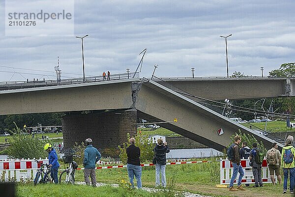 Aus noch unbekannter Ursache ist es in den frühen Morgenstunden zu einem Teileinsturz der Carolabrücke gekommen. Auf einer Länge von etwa 100 Metern ist der Teil  auf welchem normalerweise die Straßenbahnen verkehren  in die Elbe gestürzt. Der Bereich ist weiträumig abgesperrt.  Teileinsturz der Carolabrücke in Dresden  weitere Brückenteile sind akut einsturzgefährdet.  Dresden  Sachsen  Deutschland  Europa