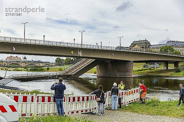 Aus noch unbekannter Ursache ist es in den frühen Morgenstunden zu einem Teileinsturz der Carolabrücke gekommen. Auf einer Länge von etwa 100 Metern ist der Teil  auf welchem normalerweise die Straßenbahnen verkehren  in die Elbe gestürzt. Der Bereich ist weiträumig abgesperrt.  Teileinsturz der Carolabrücke in Dresden  weitere Brückenteile sind akut einsturzgefährdet.  Dresden  Sachsen  Deutschland  Europa