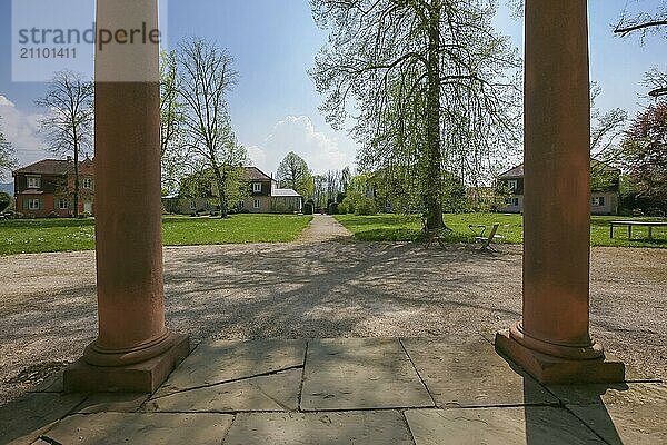 Schloss Lindich  erbaut 1738 bis 1741 von Fürst Friedrich Ludwig  Jagd- und Lustschloss  Residenz  historisches Gebäude  Säulen  Ausblick auf die Kavaliershäuschen  Hechingen  Zollernalbkreis  Baden-Württemberg  Deutschland  Europa