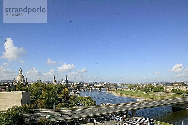 Aus noch unbekannter Ursache ist es in den frühen Morgenstunden zu einem Teileinsturz der Carolabrücke gekommen. Auf einer Länge von etwa 100 Metern ist der Teil  auf welchem normalerweise die Straßenbahnen verkehren  in die Elbe gestürzt. Aufnahme der intakten Brücke von 2004