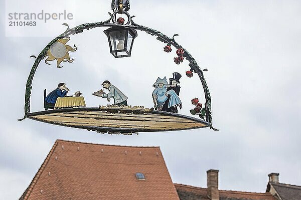 Nasenschild mit Gasthausszene und Hochzeitspaar  Bamberg  Oberfranken  Bayern  Deutschland  Europa