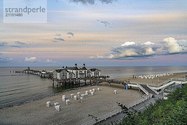 Die Seebrücke von Sellin  Abendstimmung  Sonnenuntergang  394 Meter lang  mit Restaurant  Schiffsanleger  Strandkörbe  Insel Rügen  Mecklenburg-Vorpommern  Deutschland  Europa