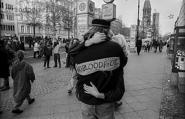 Deutschland  Berlin  13.01.1991  Demo gegen den Golf Krieg auf dem Ku'damm  Paar  No Blood for Oil  Europa