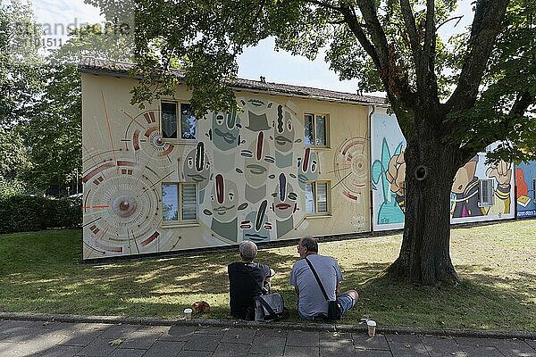 Zwei Personen betrachten ein Mural der Streetart-Künstler Steffen Hooker Mumm & Tom71  40 Grad Urban Art Festival  Düsseldorf  Nordrhein-Westfalen  Deutschland  Europa