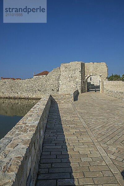 Skyline einer kleinen Mittelmeerstadt  historisches Stadtzentrum mit massiven Stadtmauern auf einer Insel in einer Bucht oder Lagune. Morgenstimmung in Nin  Zadar  Dalmatien  Kroatien  Adria  Europa