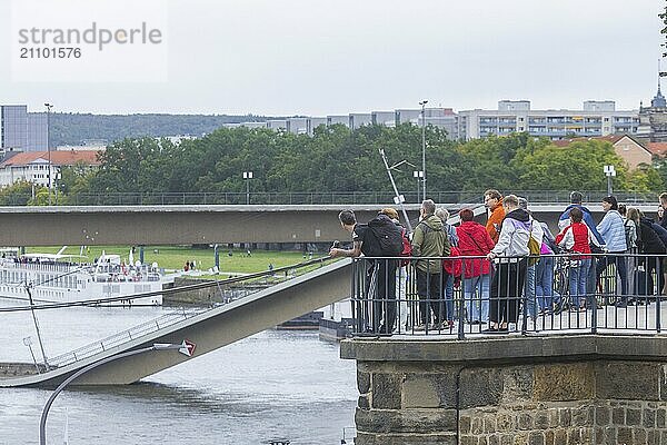 Aus noch unbekannter Ursache ist es in den frühen Morgenstunden zu einem Teileinsturz der Carolabrücke gekommen. Auf einer Länge von etwa 100 Metern ist der Teil  auf welchem normalerweise die Straßenbahnen verkehren  in die Elbe gestürzt. Der Bereich ist weiträumig abgesperrt.  Teileinsturz der Carolabrücke in Dresden  weitere Brückenteile sind akut einsturzgefährdet.  Dresden  Sachsen  Deutschland  Europa