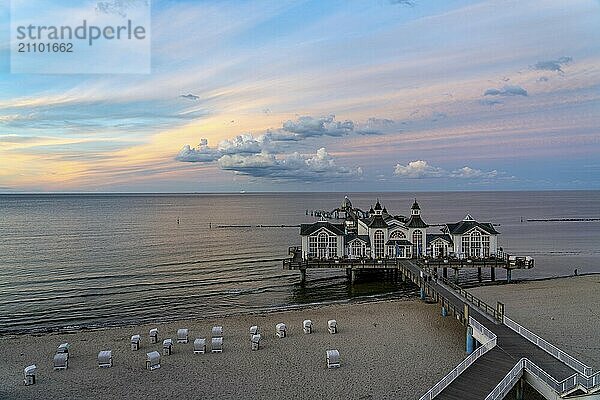 Die Seebrücke von Sellin  Abendstimmung  Sonnenuntergang  394 Meter lang  mit Restaurant  Schiffsanleger  Strandkörbe  Insel Rügen  Mecklenburg-Vorpommern  Deutschland  Europa