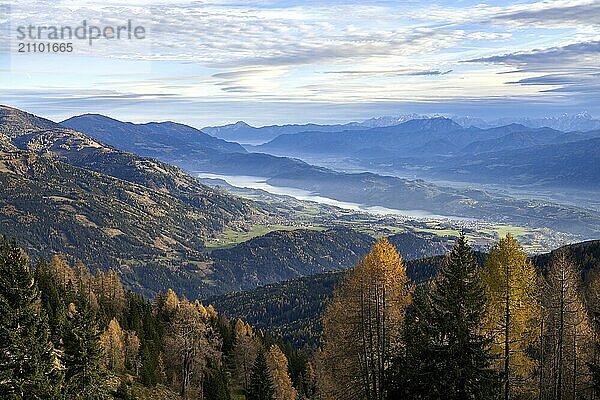 Blick von der Bergfriedhütte in Richtung Millstätter See  Kärnten  Österreich  Europa