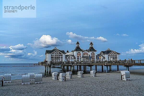 Die Seebrücke von Sellin  Abendstimmung  Sonnenuntergang  394 Meter lang  mit Restaurant  Schiffsanleger  Strandkörbe  Insel Rügen  Mecklenburg-Vorpommern  Deutschland  Europa