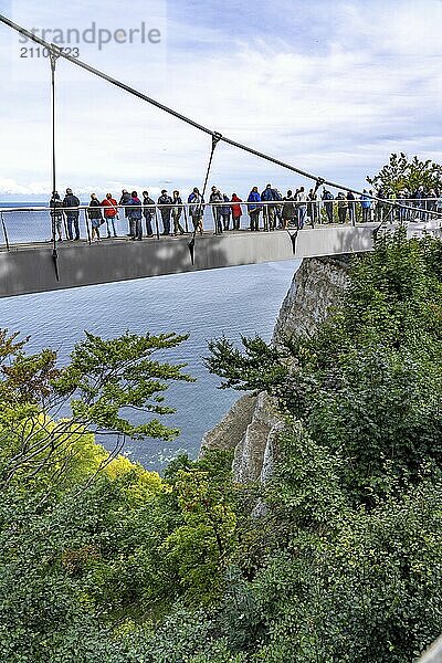 Der Skywalk Königsstuhl an den Kreidefelsen von Rügen  Aussichtsplattform an der berühmten Felsformation Königsstuhl  barrierefrei  im Nationalpark Jasmund  Blick auf die Ostsee und die Kreidefelsen Küste  zwischen Sassnitz und Lohme  Mecklenburg-Vorpommern  Deutschland  Europa