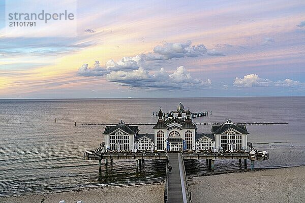 Die Seebrücke von Sellin  Abendstimmung  Sonnenuntergang  394 Meter lang  mit Restaurant  Schiffsanleger  Strandkörbe  Insel Rügen  Mecklenburg-Vorpommern  Deutschland  Europa