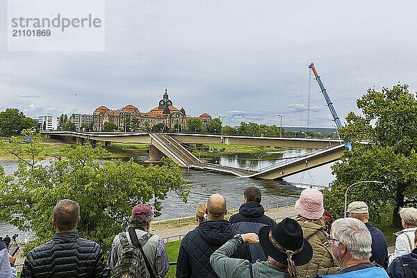 Aus noch unbekannter Ursache ist es in den frühen Morgenstunden zu einem Teileinsturz der Carolabrücke gekommen. Auf einer Länge von etwa 100 Metern ist der Teil  auf welchem normalerweise die Straßenbahnen verkehren  in die Elbe gestürzt. Der Bereich ist weiträumig abgesperrt. An den Absperrungen drängen sich die Schaulustigen.  Teileinsturz der Carolabrücke in Dresden  weitere Brückenteile sind akut einsturzgefährdet.  Dresden  Sachsen  Deutschland  Europa