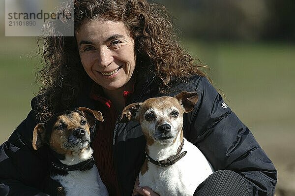 Frau mit zwei Jack Russel-Terriern