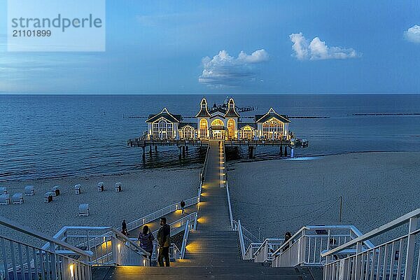 Die Seebrücke von Sellin  Abendstimmung  Sonnenuntergang  394 Meter lang  mit Restaurant  Schiffsanleger  Insel Rügen  Mecklenburg-Vorpommern  Deutschland  Europa