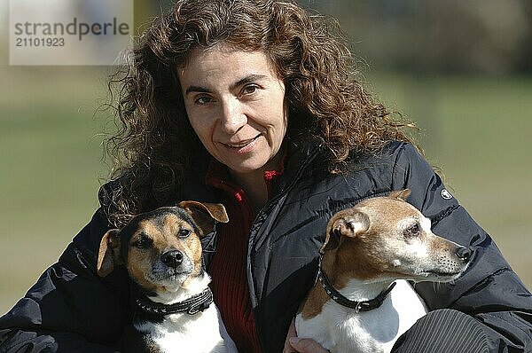 Frau mit zwei Jack Russel-Terriern