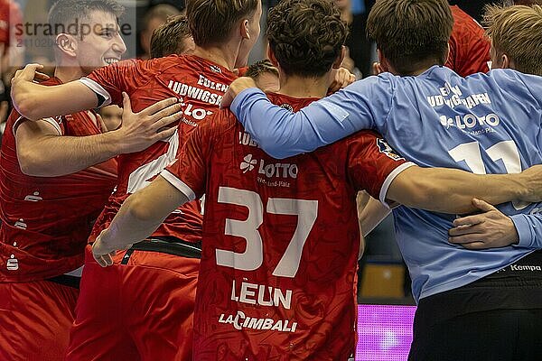 11.09.2024  2. HBL (Handball-Bundesliga)  7. Spieltag (vorgezogenes Spiel) : Eulen Ludwigshafen gegen HC Elbflorenz 2006. Bild: Unbändige Freude bei den Eulen nach dem knappen Sieg