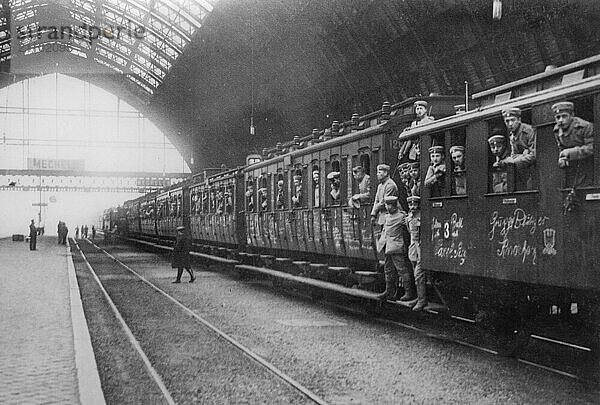 1914 Regiment deutscher Soldaten des Ersten Weltkriegs im Bahnhof von Malines  Mechelen  Belgien  die auf den Transport an die Front in Frankreich warten  Europa