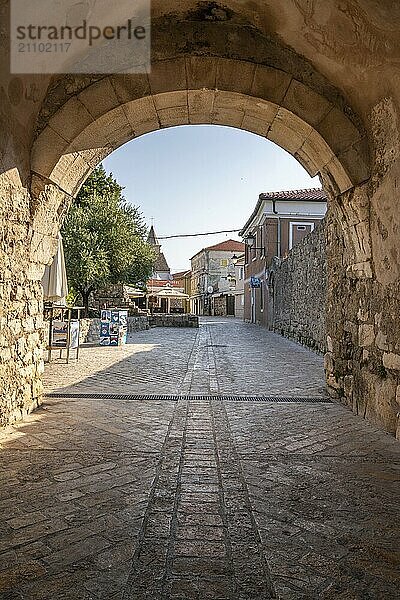 Skyline einer kleinen Mittelmeerstadt  historisches Stadtzentrum mit massiven Stadtmauern auf einer Insel in einer Bucht oder Lagune. Morgenstimmung in Nin  Zadar  Dalmatien  Kroatien  Adria  Europa