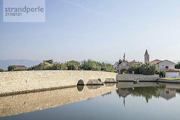 Skyline einer kleinen Mittelmeerstadt  historisches Stadtzentrum mit massiven Stadtmauern auf einer Insel in einer Bucht oder Lagune. Morgenstimmung in Nin  Zadar  Dalmatien  Kroatien  Adria  Europa