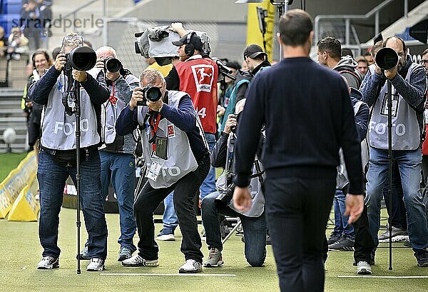 Pressefotografen  Sportfotografen fotografieren Trainer Coach Xabi Alonso Bayer 04 Leverkusen  PreZero Arena  Sinsheim  Baden-Württemberg  Deutschland  Europa