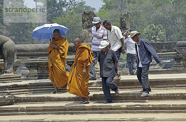 Mönche mit Sonnenschirm und Begleitern  Angkor Wat  Kambodscha  Asien