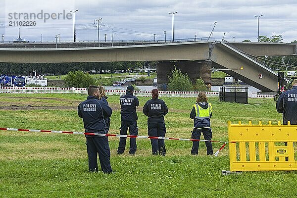 Aus noch unbekannter Ursache ist es in den frühen Morgenstunden zu einem Teileinsturz der Carolabrücke gekommen. Auf einer Länge von etwa 100 Metern ist der Teil  auf welchem normalerweise die Straßenbahnen verkehren  in die Elbe gestürzt. Der Bereich ist weiträumig abgesperrt.  Teileinsturz der Carolabrücke in Dresden  weitere Brückenteile sind akut einsturzgefährdet.  Dresden  Sachsen  Deutschland  Europa