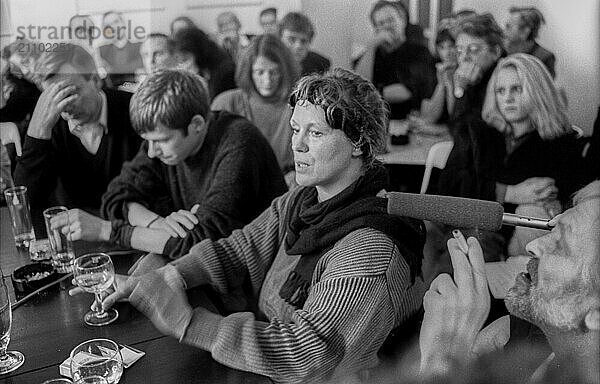 Deutschland  Berlin  15.02.1991  Gesprächsrunde Erfahrung mit der Zensur  im Haus Drama in der Clara-Zetkin-Straße  (Brigitte Struzyk (Mitte)  Europa