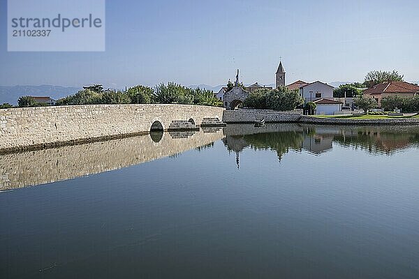 Skyline einer kleinen Mittelmeerstadt  historisches Stadtzentrum mit massiven Stadtmauern auf einer Insel in einer Bucht oder Lagune. Morgenstimmung in Nin  Zadar  Dalmatien  Kroatien  Adria  Europa