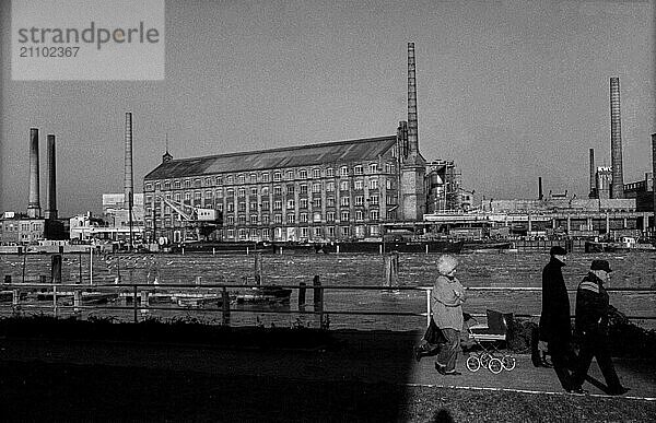 Deutschland  Berlin  2.2.1991  Industriegebiet Schöneweide  Blick über die zugefrorene Spree KWO (Kabelwerk Oberspree)  Spaziergänger  Europa