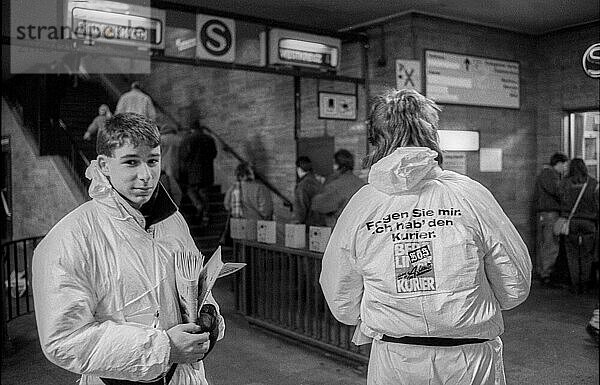 Deutschland  Berlin  28.01.1991  der Kurier wird verkauft  auf dem U / S  Bahnhof Alexanderplatz  Folgen Sie mir  ich hab den Kurier  Europa