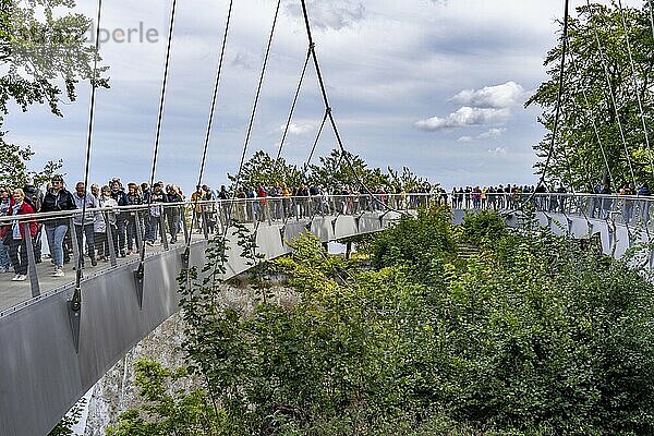 Der Skywalk Königsstuhl an den Kreidefelsen von Rügen  Aussichtsplattform an der berühmten Felsformation Königsstuhl  barrierefrei  im Nationalpark Jasmund  Blick auf die Ostsee und die Kreidefelsen Küste  zwischen Sassnitz und Lohme  Mecklenburg-Vorpommern  Deutschland  Europa