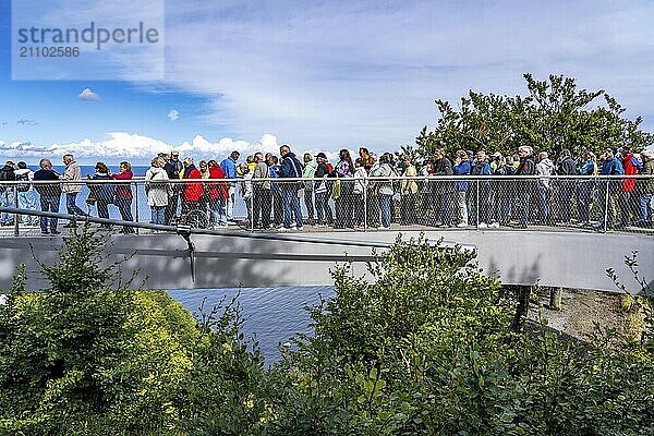 Der Skywalk Königsstuhl an den Kreidefelsen von Rügen  Aussichtsplattform an der berühmten Felsformation Königsstuhl  barrierefrei  im Nationalpark Jasmund  Blick auf die Ostsee und die Kreidefelsen Küste  zwischen Sassnitz und Lohme  Mecklenburg-Vorpommern  Deutschland  Europa