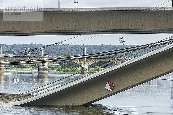 Aus noch unbekannter Ursache ist es in den frühen Morgenstunden zu einem Teileinsturz der Carolabrücke gekommen. Auf einer Länge von etwa 100 Metern ist der Teil  auf welchem normalerweise die Straßenbahnen verkehren  in die Elbe gestürzt. Der Bereich ist weiträumig abgesperrt.  Teileinsturz der Carolabrücke in Dresden  weitere Brückenteile sind akut einsturzgefährdet.  Dresden  Sachsen  Deutschland  Europa