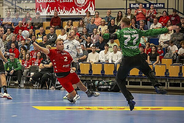 11.09.2024  2. HBL (Handball-Bundesliga)  7. Spieltag (vorgezogenes Spiel) : Eulen Ludwigshafen gegen HC Elbflorenz 2006. Bild: Frederic Stüber (2  Ludwigshafen) nimmt den Wurf