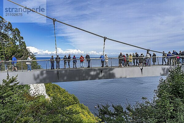 Der Skywalk Königsstuhl an den Kreidefelsen von Rügen  Aussichtsplattform an der berühmten Felsformation Königsstuhl  barrierefrei  im Nationalpark Jasmund  Blick auf die Ostsee und die Kreidefelsen Küste  zwischen Sassnitz und Lohme  Mecklenburg-Vorpommern  Deutschland  Europa