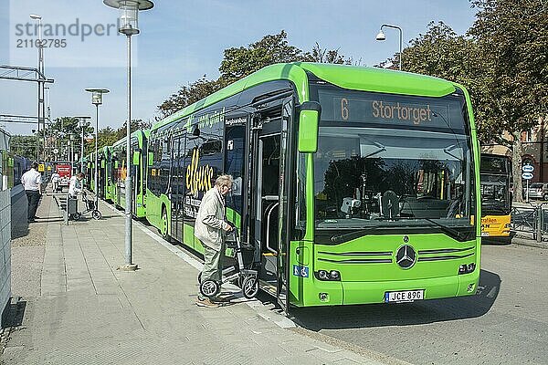 Älterer Mann steigt in einen Elektrobus in Ystad  Provinz Skåne  Schweden  Skandinavien  Europa