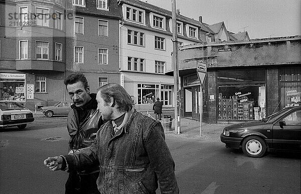 Deutschland  Merseburg  15.01.1992  Straßenszene  zwei Bürger  Europa