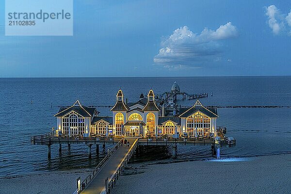 Die Seebrücke von Sellin  Abendstimmung  Sonnenuntergang  394 Meter lang  mit Restaurant  Schiffsanleger  Insel Rügen  Mecklenburg-Vorpommern  Deutschland  Europa