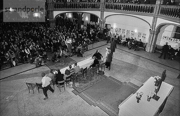 Deutschland  Berlin  16.11.1990  TAZ  Tisch: Hausbesetzer  Forum in der Gethsemanekirche  Europa