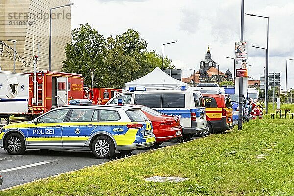 Aus noch unbekannter Ursache ist es in den frühen Morgenstunden zu einem Teileinsturz der Carolabrücke gekommen. Auf einer Länge von etwa 100 Metern ist der Teil  auf welchem normalerweise die Straßenbahnen verkehren  in die Elbe gestürzt. Der Bereich ist weiträumig abgesperrt. Die Einsatzleitstelle am Brückenkopf.  Teileinsturz der Carolabrücke in Dresden  weitere Brückenteile sind akut einsturzgefährdet.  Dresden  Sachsen  Deutschland  Europa