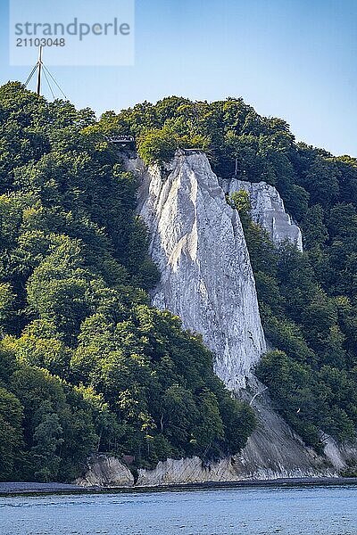 Kreidefelsen von Rügen  Aussichtsplattform an der berühmten Felsformation Königsstuhl  im Nationalpark Jasmund  Blick auf die Ostsee und die Kreidefelsen Küste  zwischen Sassnitz und Lohme  Mecklenburg-Vorpommern  Deutschland  Europa