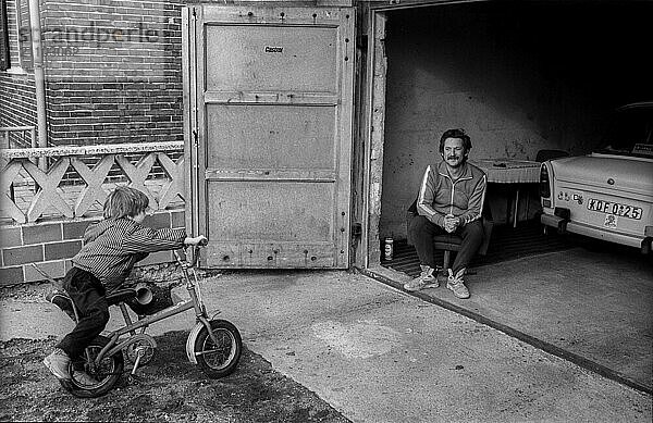 Deutschland  Greppin  31.03.1992  Ortschaft zwischen Wolfen und Bitterfeld  Mann in seiner Garage  Kind  Trabant  Europa