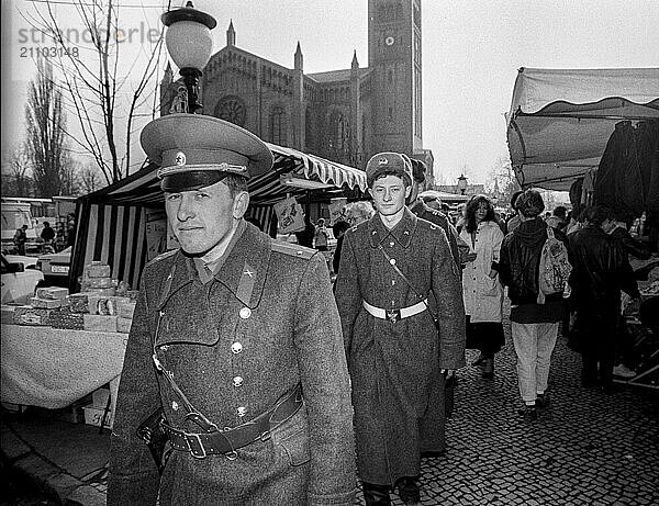 Deutschland  Potsdam  13.03.1991  Markt in Potsdam  Russen (Sowjetsoldaten)  Europa