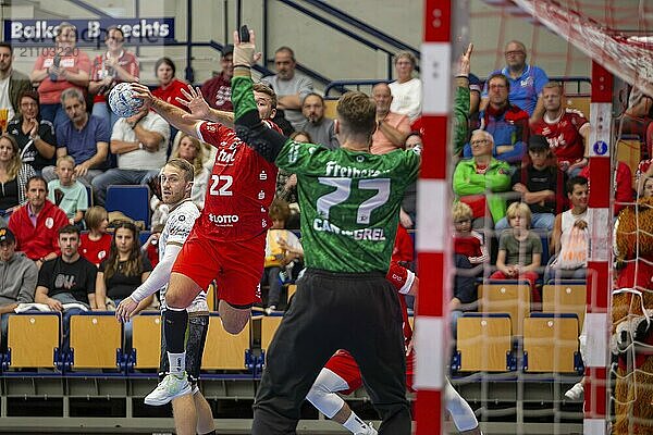 11.09.2024  2. HBL (Handball-Bundesliga)  7. Spieltag (vorgezogenes Spiel) : Eulen Ludwigshafen gegen HC Elbflorenz 2006. Bild: Kian Schwarzer (22  Ludwigshafen) nimmt den Wurf