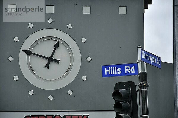 CHRISTCHURCH  NEUSEELAND  22. FEBRUAR 2011: Der Uhrenturm in der Hills Road blieb zum Zeitpunkt des Erdbebens der Stärke 6  4 am 22. Februar 2011 in Christchurch  Neuseeland  stehen  Ozeanien