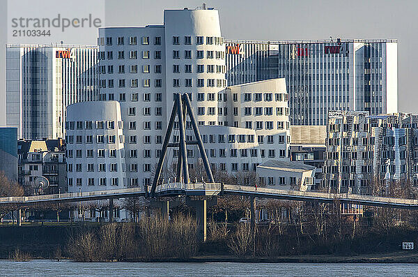 Düsseldorf  die Gehry Bauten  Neuer Zollhof  im Medienhafen  hinten der RWI4 Gebäude Komplex  Rhein