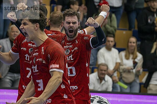 11.09.2024  2. HBL (Handball-Bundesliga)  7. Spieltag (vorgezogenes Spiel) : Eulen Ludwigshafen gegen HC Elbflorenz 2006. Bild: Unbändige Freude bei den Eulen nach dem knappen Sieg mit den Spielern Finn-Lukas Leun und Alexander Falk im Vordergrund