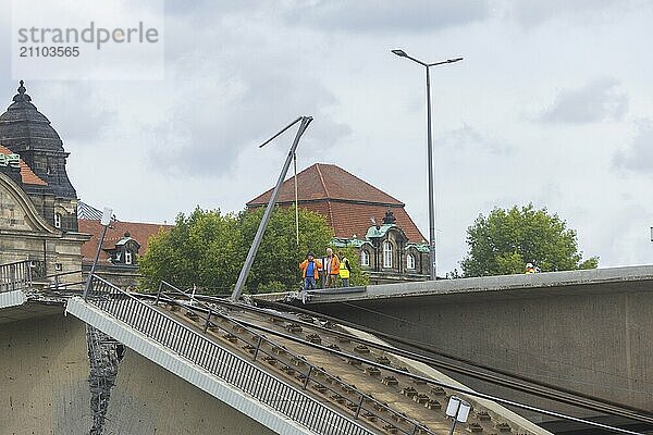 Aus noch unbekannter Ursache ist es in den frühen Morgenstunden zu einem Teileinsturz der Carolabrücke gekommen. Auf einer Länge von etwa 100 Metern ist der Teil  auf welchem normalerweise die Straßenbahnen verkehren  in die Elbe gestürzt. Der Bereich ist weiträumig abgesperrt. Experten beim begutachten der Schäden.  Teileinsturz der Carolabrücke in Dresden  weitere Brückenteile sind akut einsturzgefährdet.  Dresden  Sachsen  Deutschland  Europa